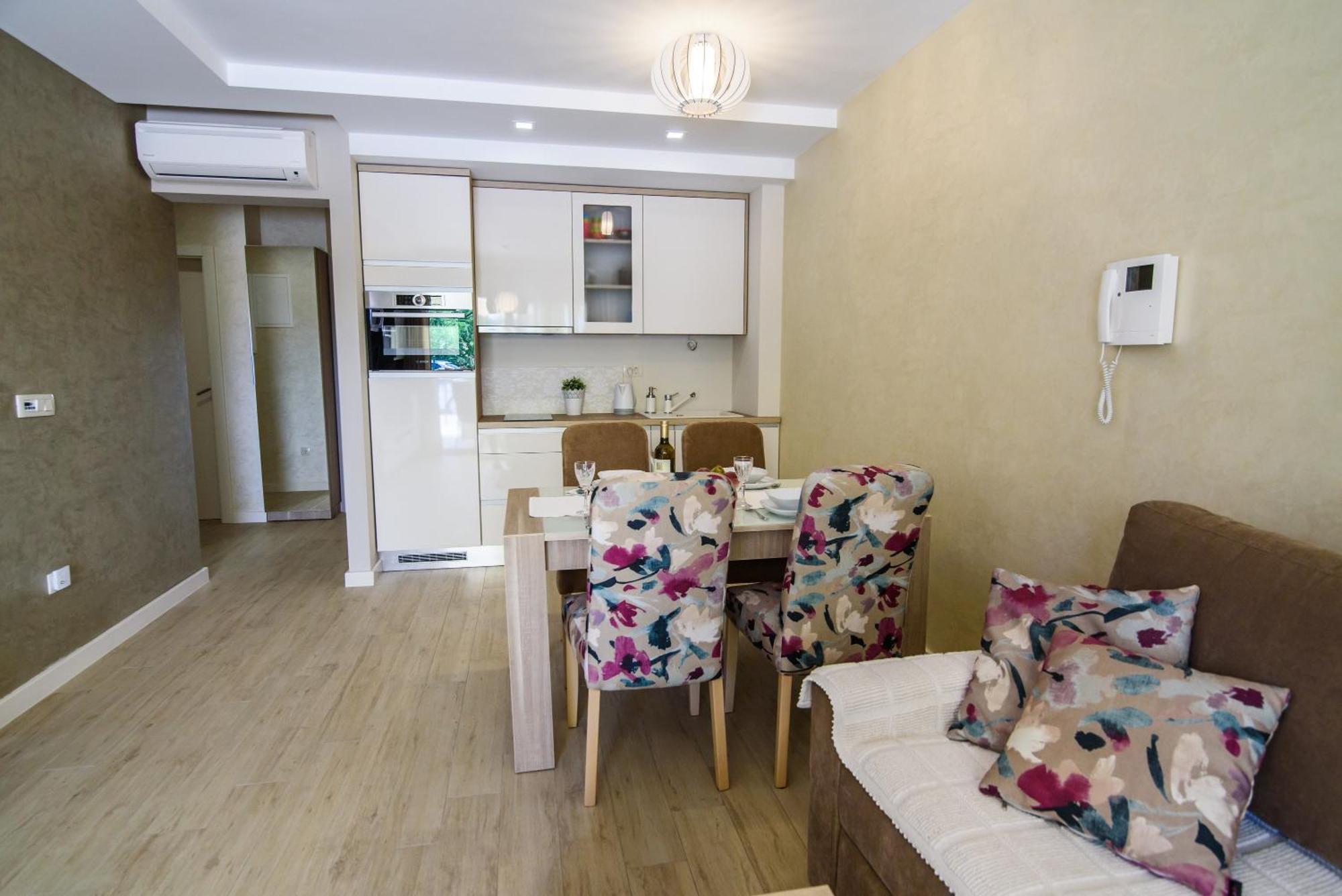 Apartments Leone Lukas Promajna Rum bild